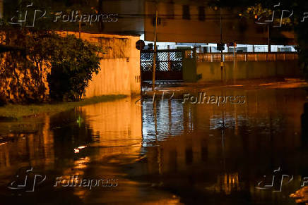 Chuva cai na cidade de Santos