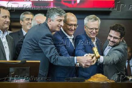 Governador Geraldo Alckmin e os vencedores do leilo, os grupos CCR e Ruasinvest