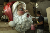 Trabalhadores confeccionam alegorias para a parada de Natal, em So Paulo (SP)