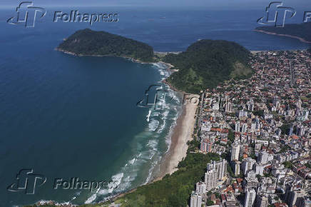 Praia do Tombo e ao fundo Praia do Bueno