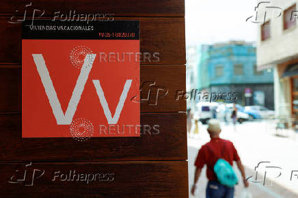 Vacation housing sign is displayed on the wall of a building in Las Palmas de Gran Canaria