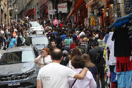 Consumidores lotam rua 25 de maro em So Paulo