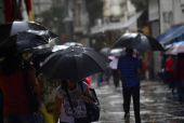 Pedestres enfrentam chuva na regio central de SP