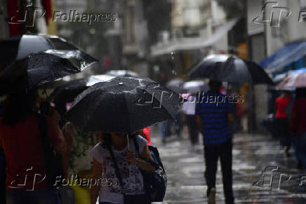 Pedestres enfrentam chuva na regio central de SP