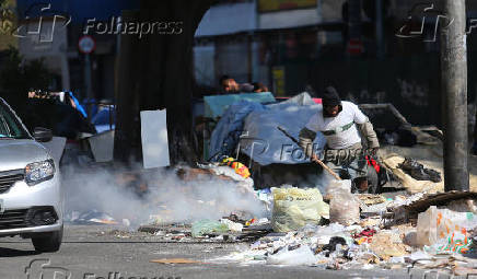 Lixo e entulho acumulados na avenida Duque de Caxias