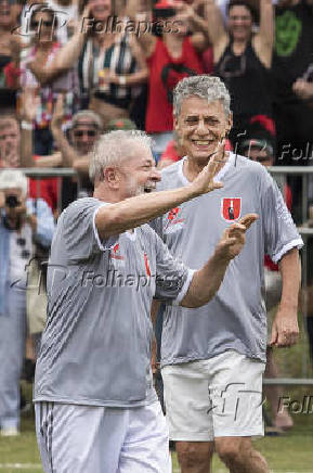 Lula festeja gol ao lado de Chico Buarque