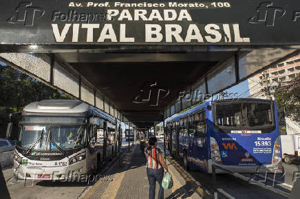 nibus cruzam Parada Vital Brasil na av. Professor Francisco Morato, em SP