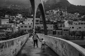 Passarela em frente  Rocinha, no Rio