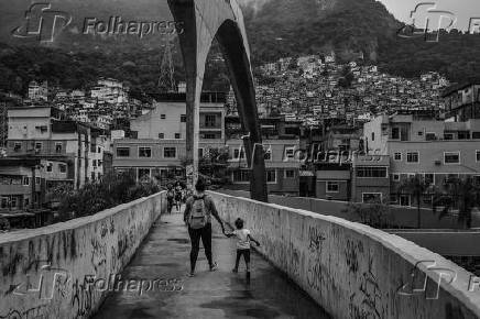 Passarela em frente  Rocinha, no Rio