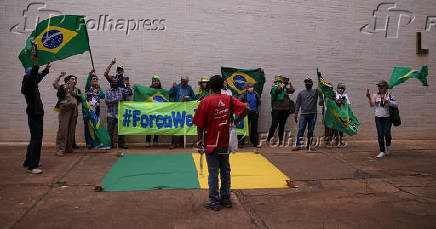 Bolsonaristas fazem ato em apoia a  Weintraub em frente ao MEC