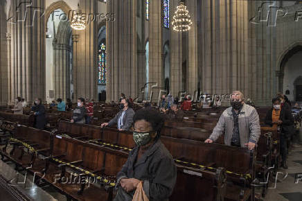 Folhapress Fotos Fieis Acompanham Missa Na Catedral Da S Sp