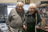 Mujica e sua esposa, a ex-vice presidente Luca Topolansky, posam para foto