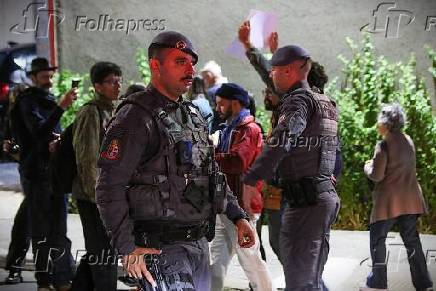 Manifestantes fazem protesto contra a obra do tnel da Sena Madureira em SP