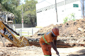 Solapamento abre cratera na Av. Doutor Gasto Vidigal em SP