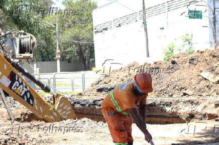 Solapamento abre cratera na Av. Doutor Gasto Vidigal em SP