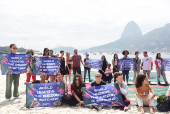 Manifestantes em ato pela Amaznia na praia de Botafogo