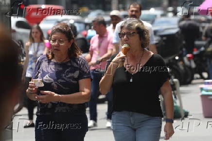 Forte calor faz pedestres se protegerem do sol