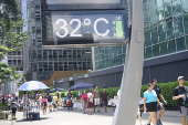 Pedestres enfrentam calor intenso na Avenida Paulista