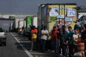Fila de caminhes durante greve de caminhoneiros da rodovia Rgis Bittencourt
