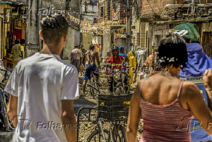 Moradores caminham em rua da comunidade do Bode, na zona sul de Recife