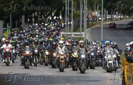 Jair Bolsonaro durante passeio de motocicleta