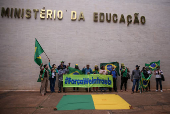 Bolsonaristas fazem ato em apoia a  Weintraub em frente ao MEC