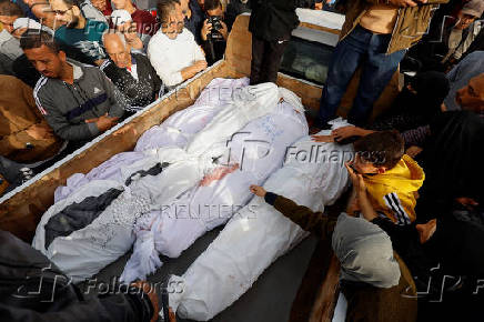 Folhapress - Fotos - Relatives Of Palestinians Killed In Israeli ...