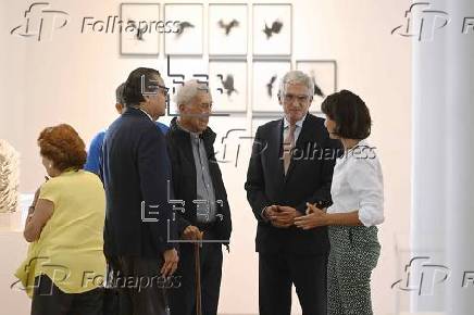 Vargas Llosa visita en Lima una muestra inspirada en su amiga la poeta Blanca Varela