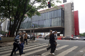 Pedestres enfrentam tarde gelada na Paulista