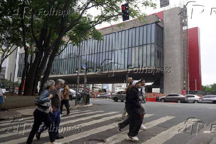 Pedestres enfrentam tarde gelada na Paulista