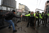 Unos 2.000 policas frenan y dispersan manifestacin en Ecuador contra Gobierno de Noboa