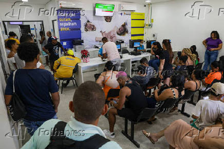 Pessoas aguardam atendimento em UPA na Enseada