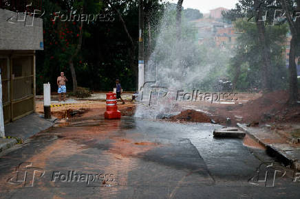 Tubulao rompida causa transtorno Osasco