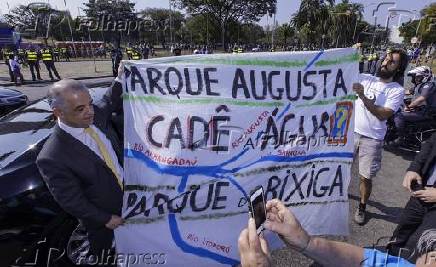 Marcio Frana  induzido a abrir faixa de ativista da Rede Novos Parques