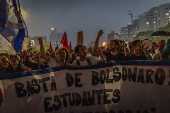 Manifestantes vo s ruas contra presidente e seu filho, na avenida Paulista