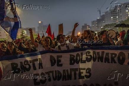 Manifestantes vo s ruas contra presidente e seu filho, na avenida Paulista