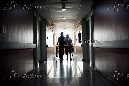 Paciente caminha em hospital da Unimed em Belo Horizonte (MG)