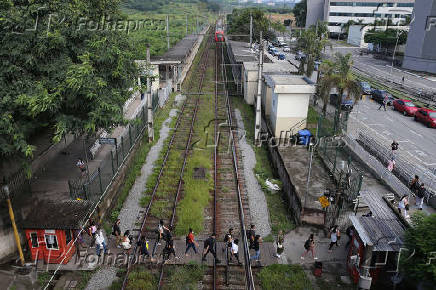 Passageiros fazem travessia pelos trilhos na estao Antonio Joo da CPTM