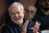 O ex-presidente Luiz Incio Lula da Silva, com jovens da comunidade Helipolis 