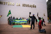 Bolsonaristas fazem ato em apoia a  Weintraub em frente ao MEC