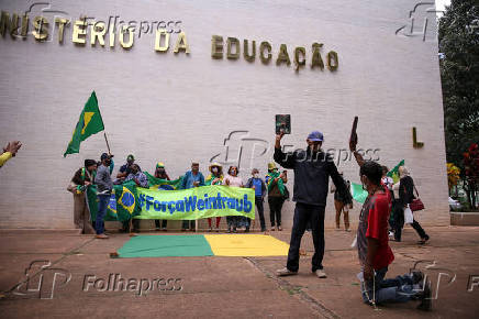 Bolsonaristas fazem ato em apoia a  Weintraub em frente ao MEC