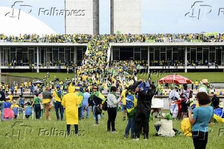 Golpistas pr-Bolsonaro invadem Planalto, Supremo e Congresso