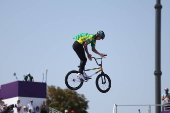 Gustavo Bala Loka compete na final do BMX freestyle