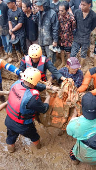 Al menos 16 muertos y siete desaparecidos por un corrimiento de tierra en Indonesia