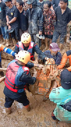 Al menos 16 muertos y siete desaparecidos por un corrimiento de tierra en Indonesia