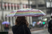 Pedestres enfrentam manh chuvosa no centro de SP