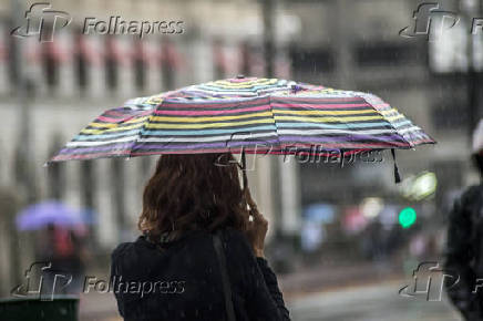 Pedestres enfrentam manh chuvosa no centro de SP