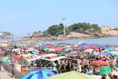 Movimentao de banhistas na praia de ipanema no rio de janeiro