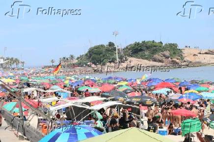 Movimentao de banhistas na praia de ipanema no rio de janeiro