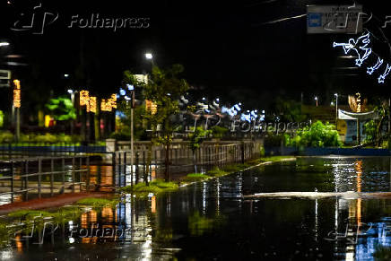 Chuva cai na cidade de Santos